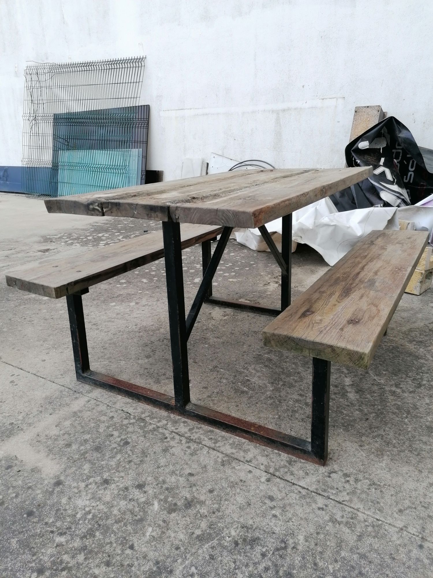 Mesa com bancos madeira e ferro