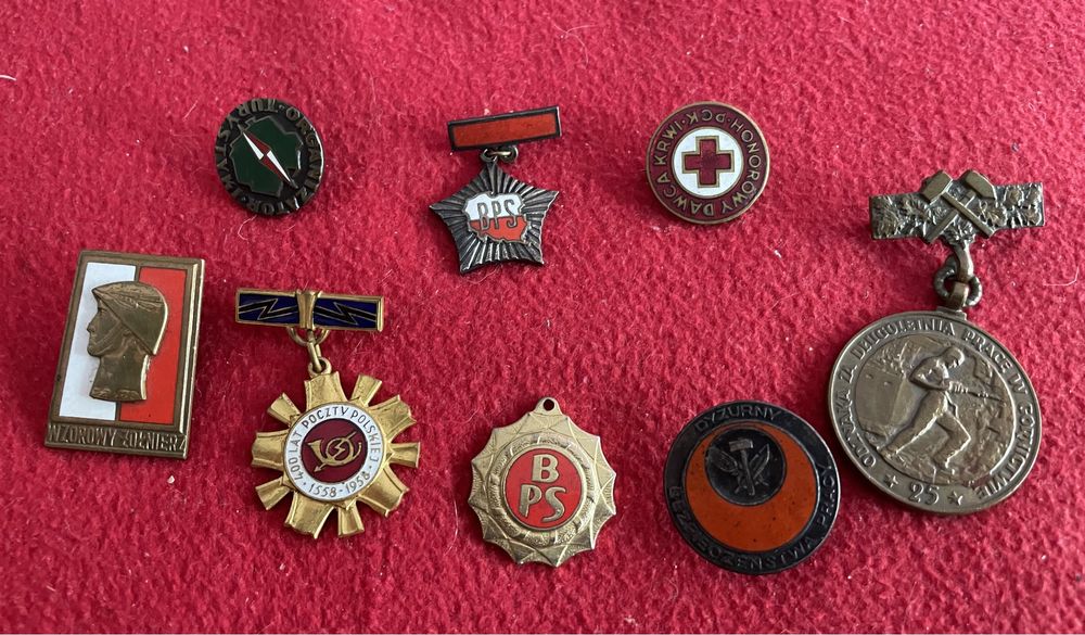 Zestaw przypinek i odznak z czasów PRL