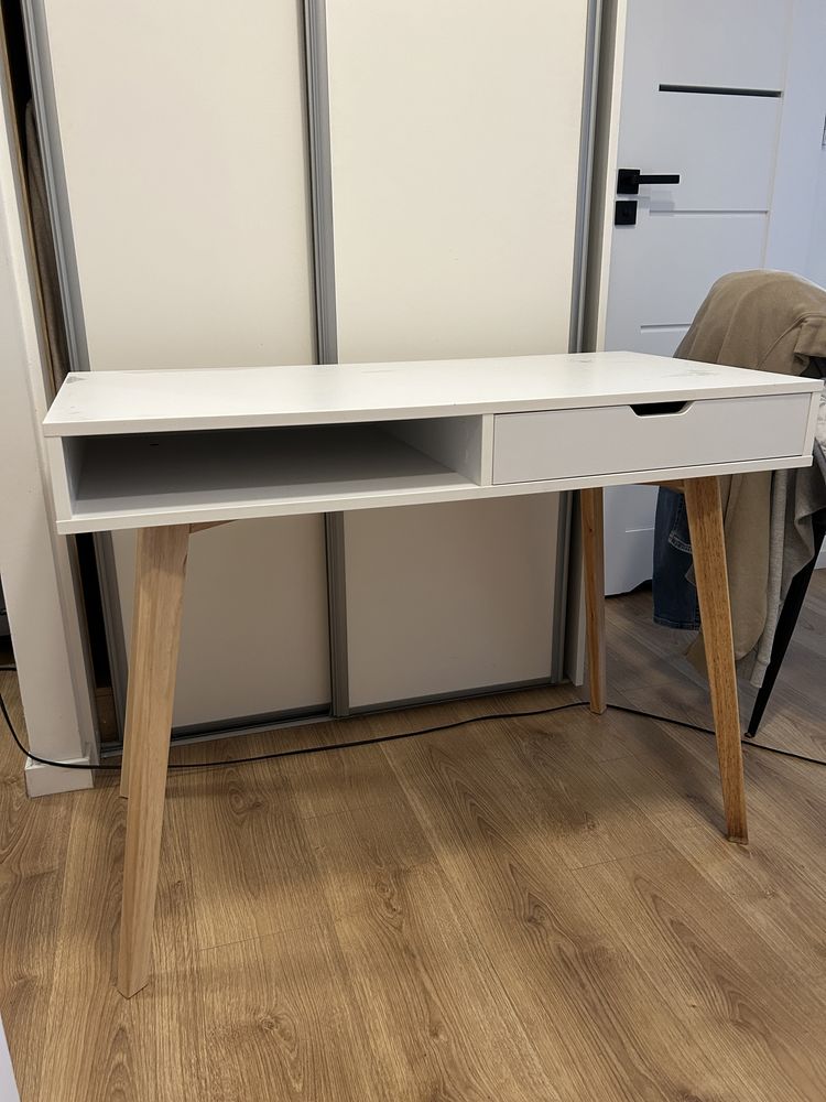 Biurko Jysk Tamholt 100x50 biały blatni drewniane nogi