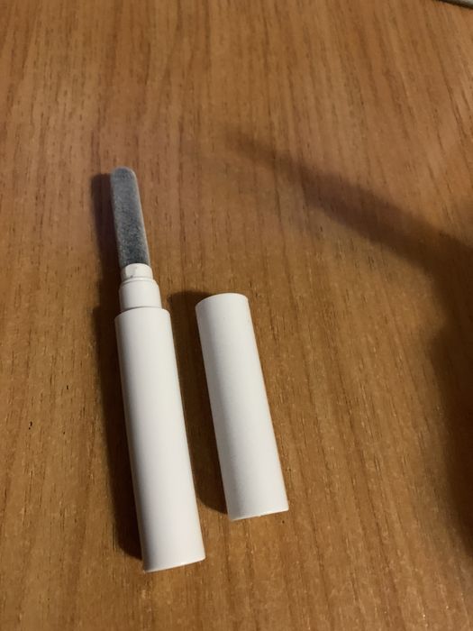 Инструмент для чистки AirPods и динамиков телефонов