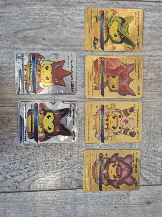 Karty Pokemon pikachu w przebraniach.