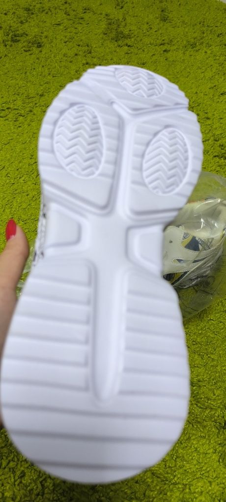 Кроссовки продам унисекс