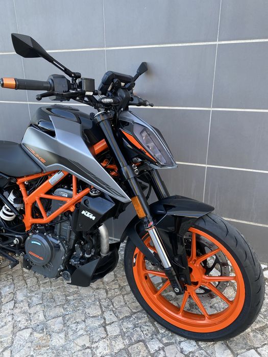 KTM Duke 390.