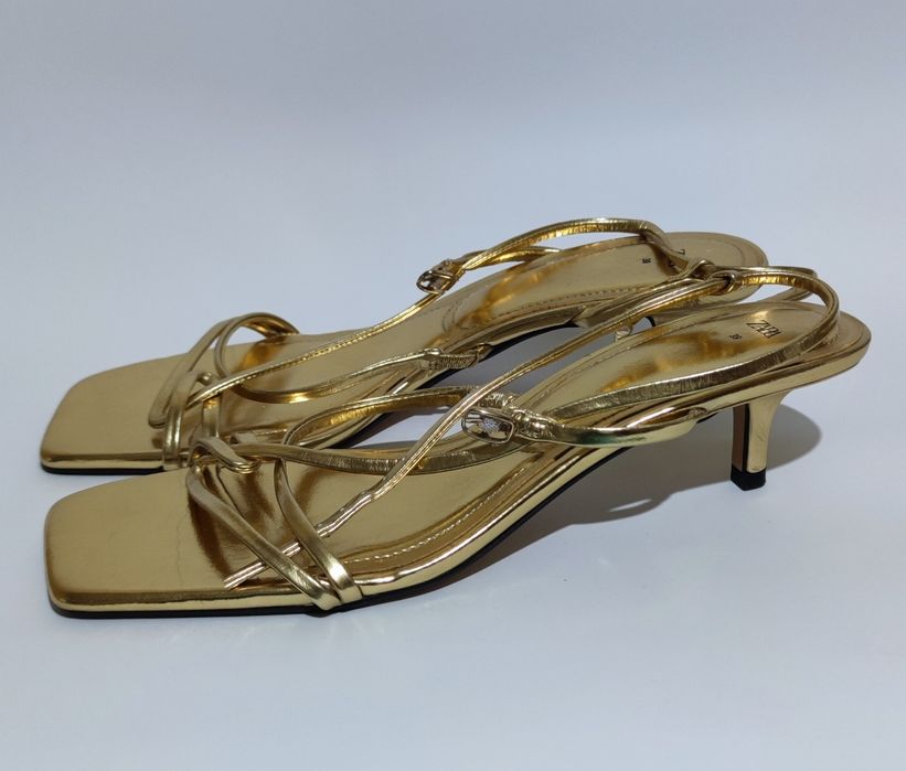 Босоніжки ZARA. Розмір 39. Колір золотистий.