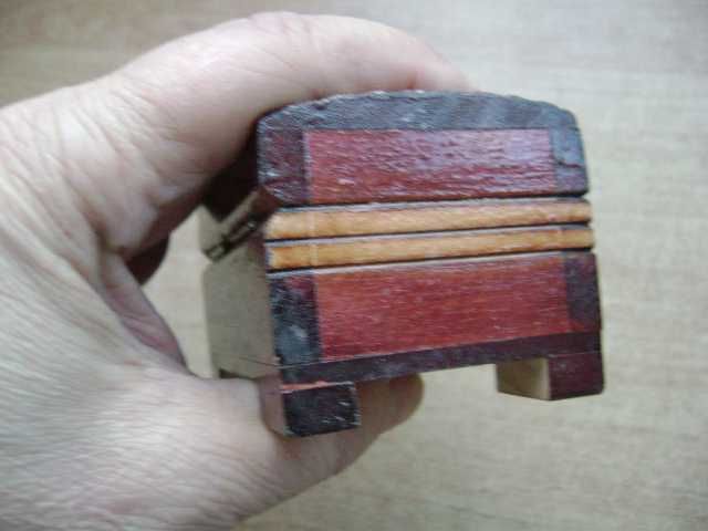 Starocie z PRL - Biskupin = Szkatułka drewniana miniaturowa