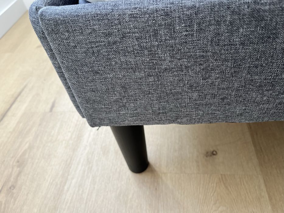 Estrutura de cama e colchão para casal.