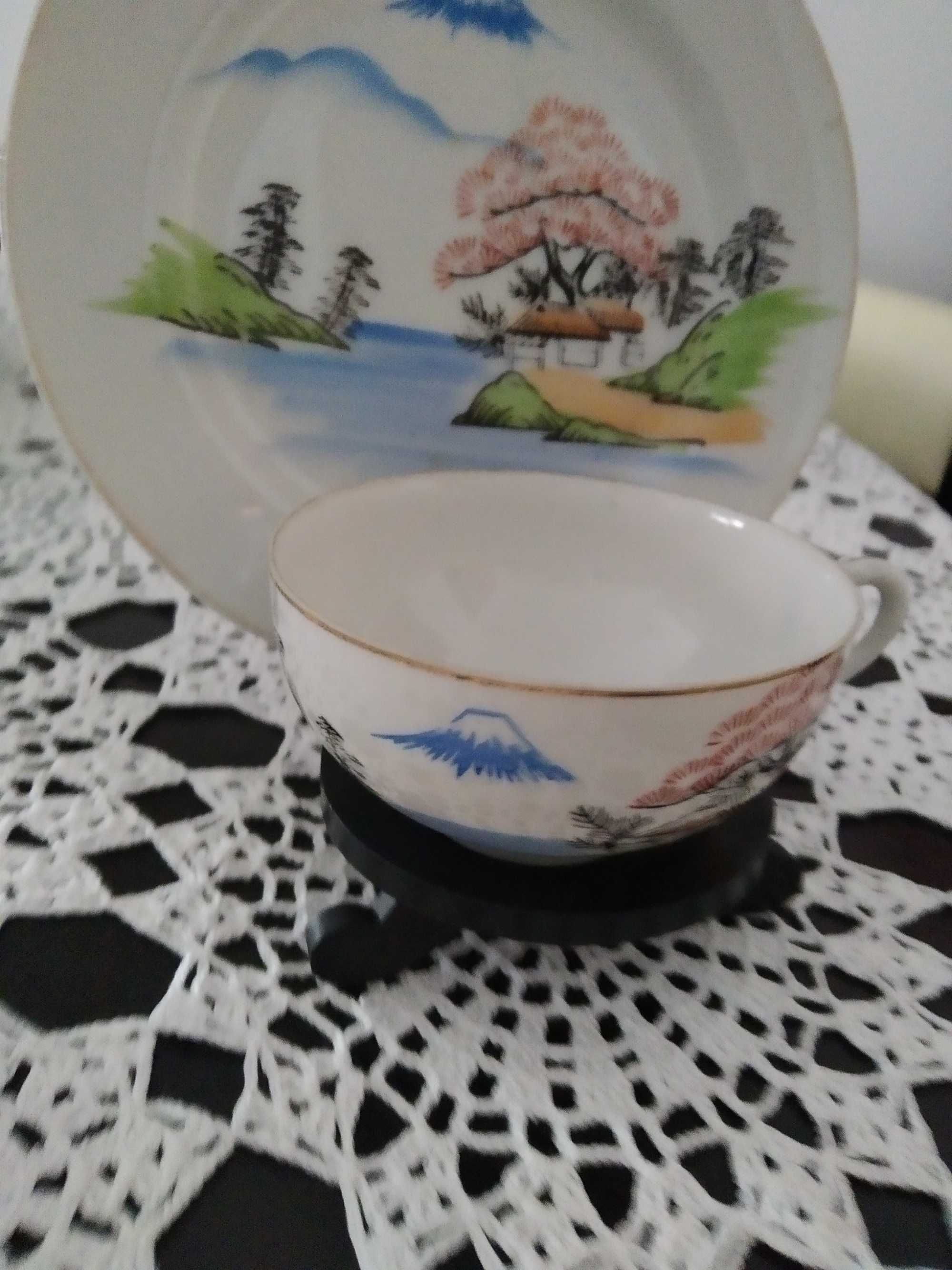 Chávena e prato de loiça oriental