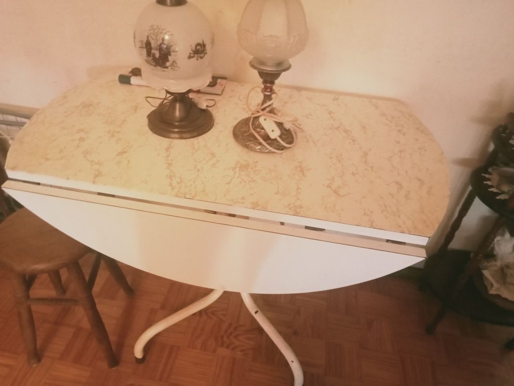 Mesa e 2 candeeiros