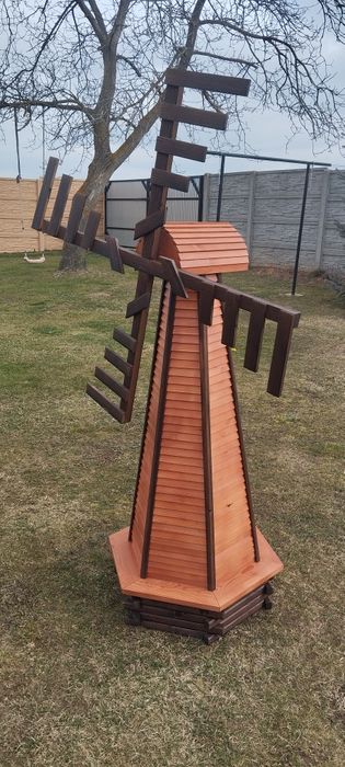 Wiatrak drewniany ogrodowy