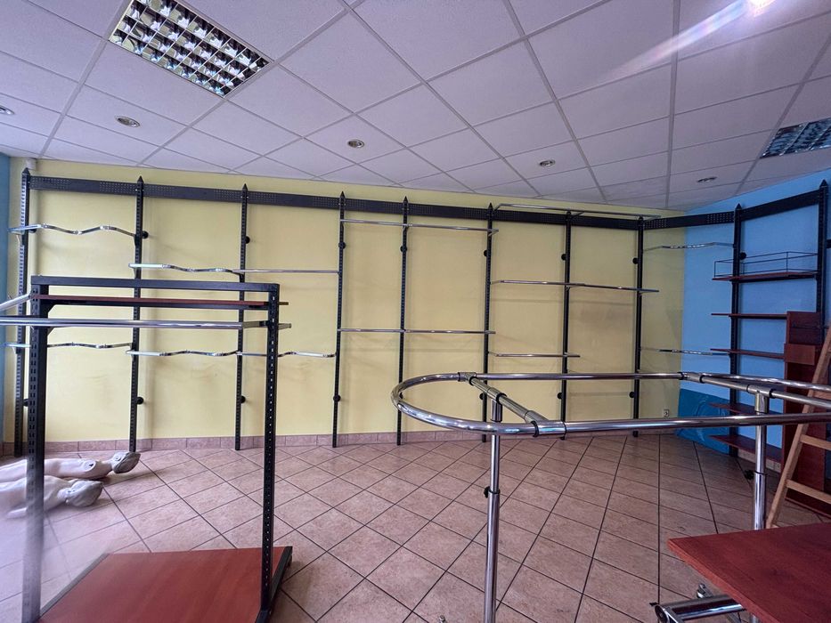 Wyposażenie sklepu odzieżowego w bardzo dobrym stanie.