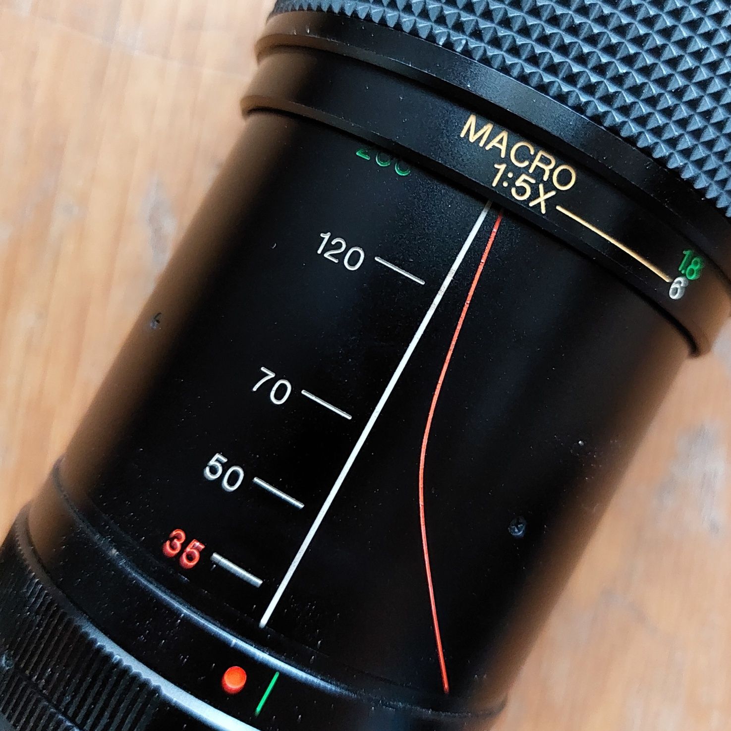 VIVITAR 35-200mm F3.0-4.5 Macro Zoom — Objectiva Manual Made in Japan