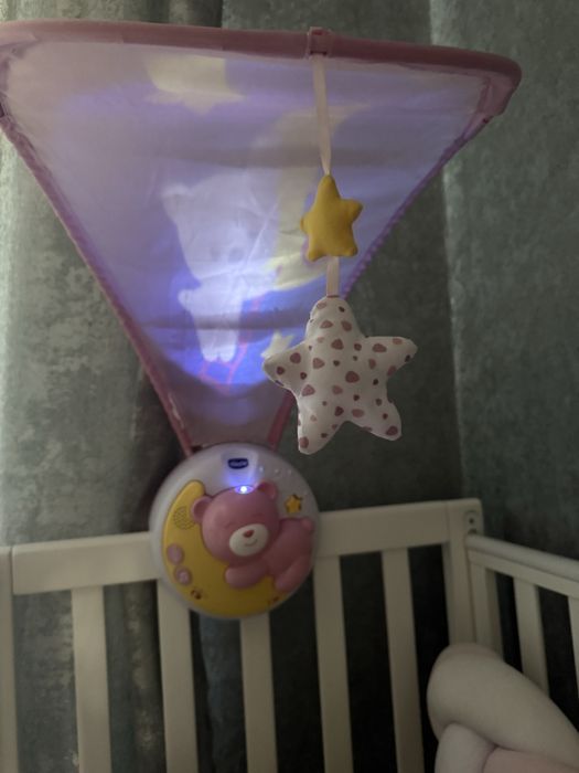 Мобиль Chicco с подсветкой и проектором 5 мелодий