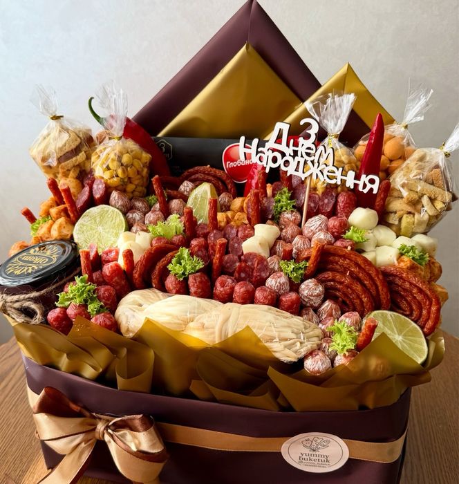 Фруктові букети мясні букети ковбасні сирні з сухофруктами чоловічі