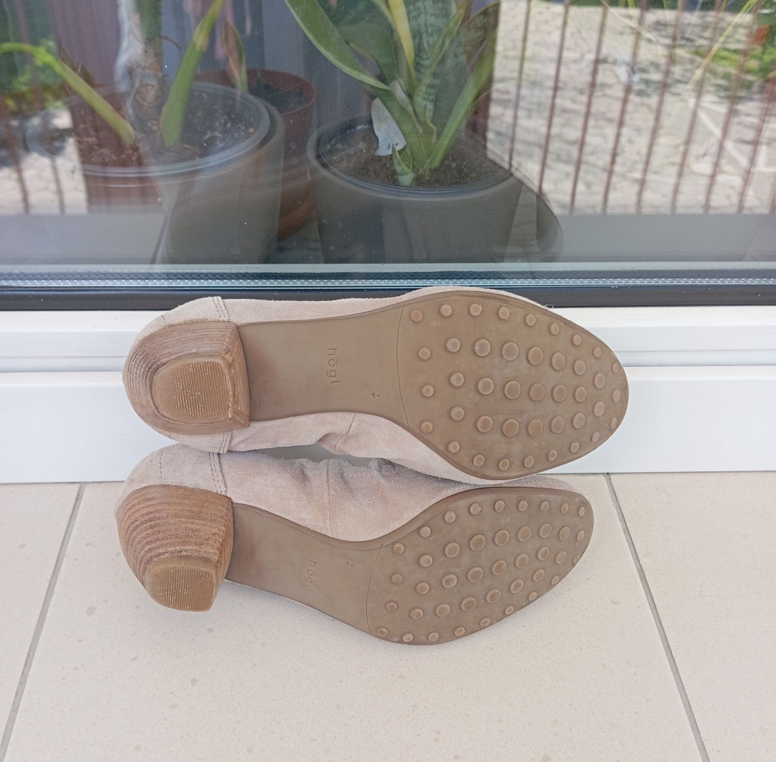 Jasno beżowe zamszowe skórzane buty Hogl. rozmiar 4 (37)
