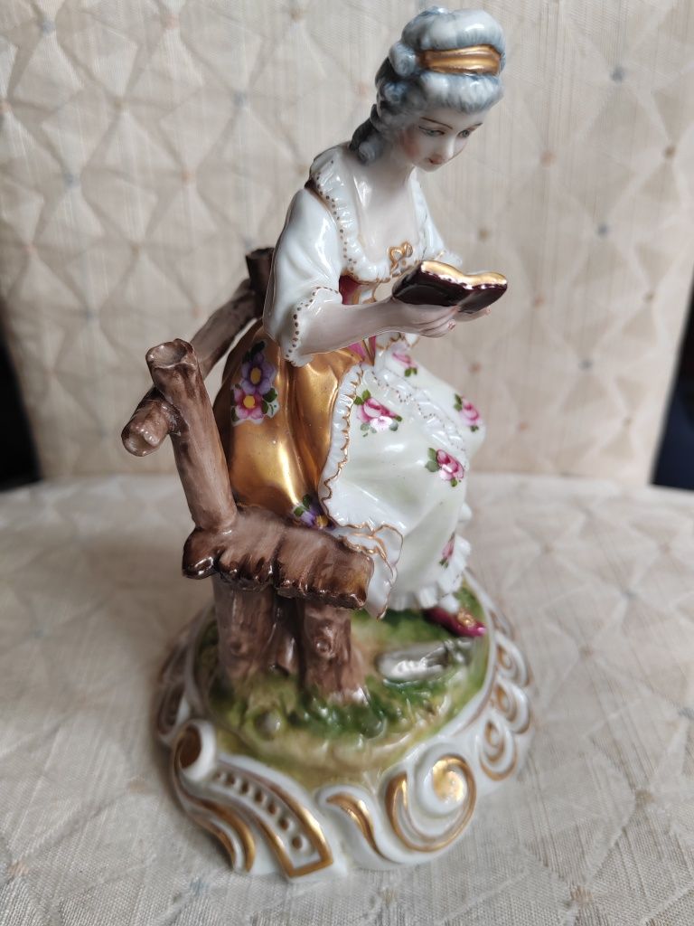 Figura porcelana,, Kobieta czytająca książkę,,