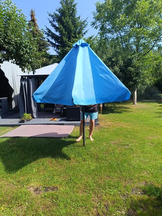 Duży parasol ogrodowy