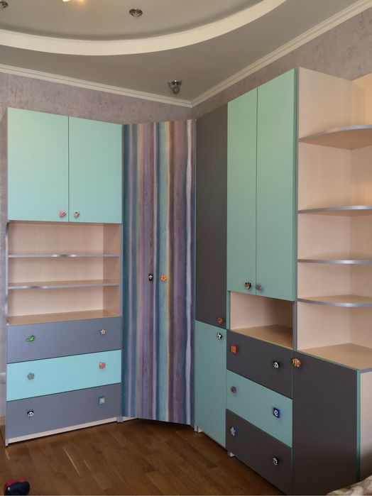 Кутова дитяча шафа з яскравими фасадами