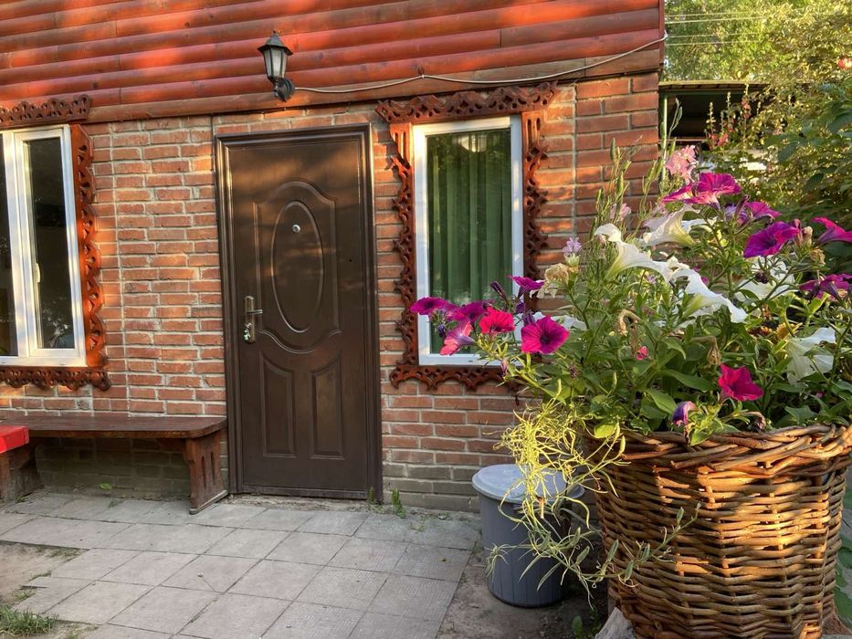 Будинок на березі річки