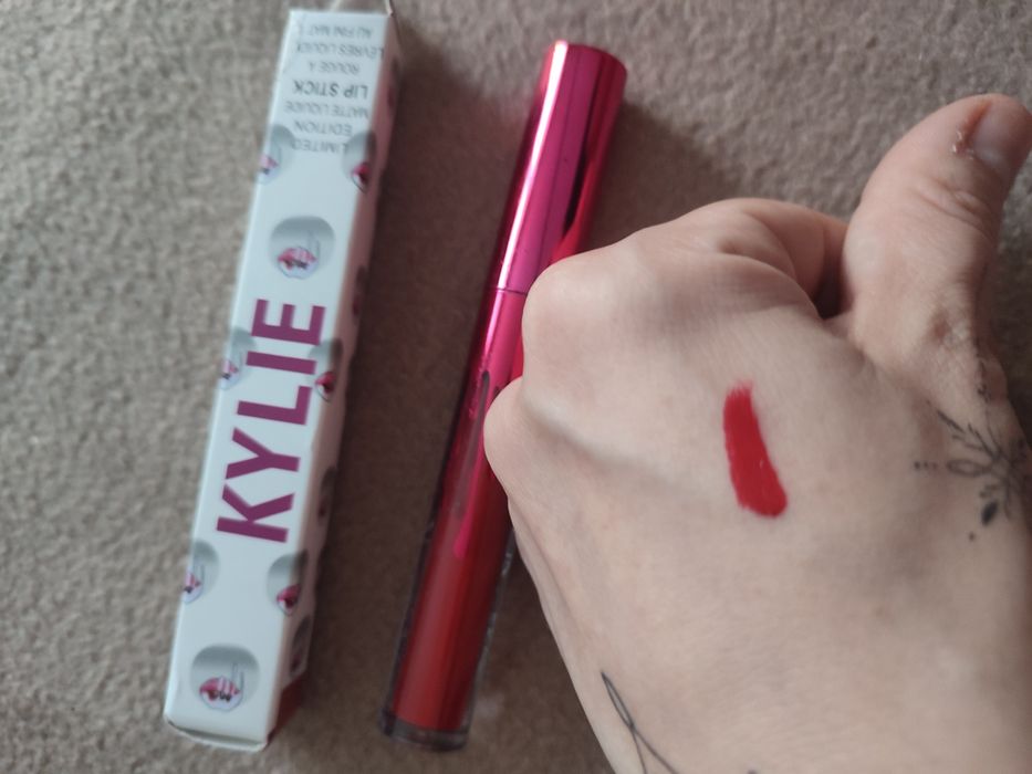 Błyszczyk Kylie zastygający piękny kolor
