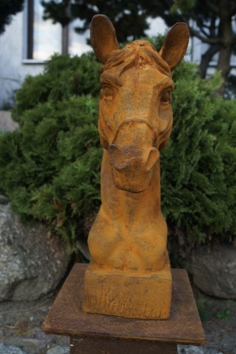Żeliwna rzeźba głowy konia