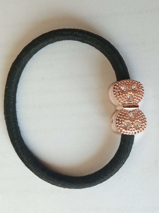 Czarna gumka do włosów z kokardką z ozdobą