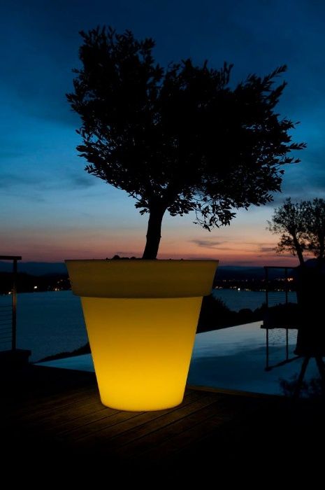 vasos e floreiras luminosas