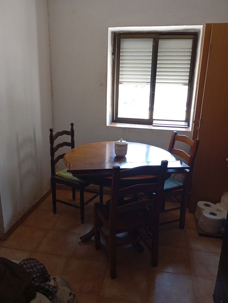 Aluga-se quarto com sala privada