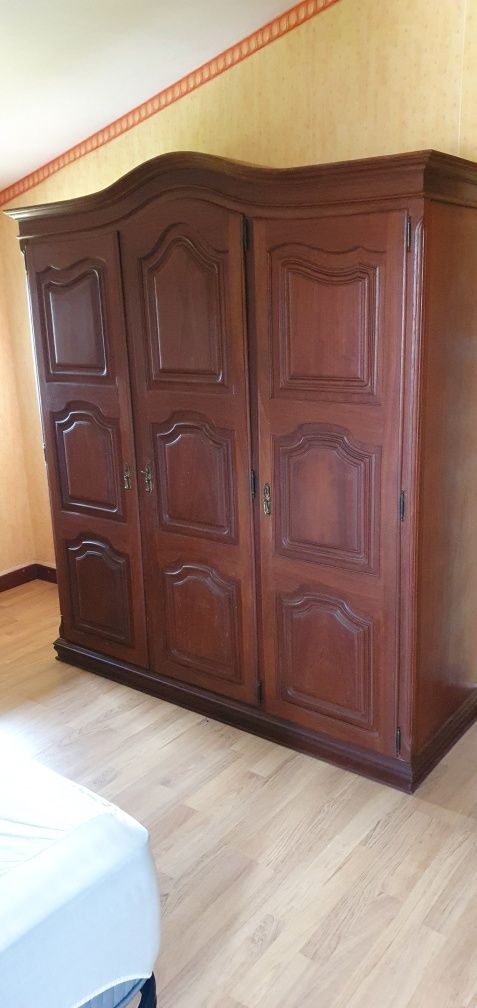 Roupeiro com 3 portas