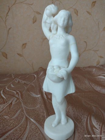 Статуетка Дівчина з яблуками