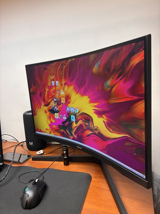 Monitor komputerowy zakrzywiony