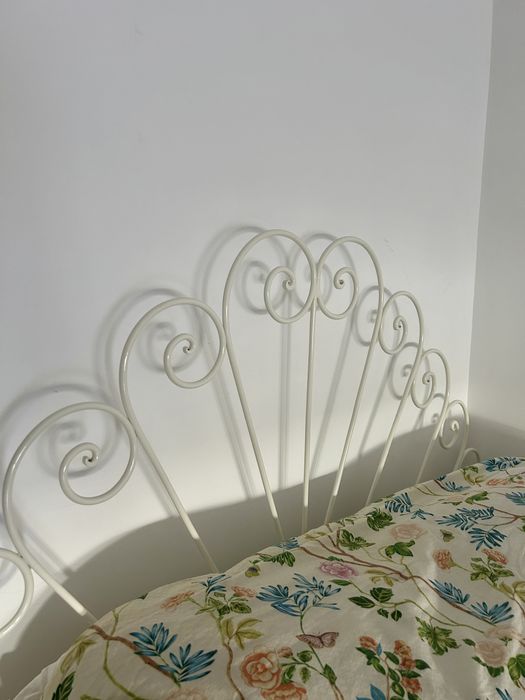 Cama de solteiro de ferro branco