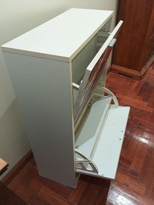 Sapateira usada em bom estado para quarto de jovem colocar sapatos