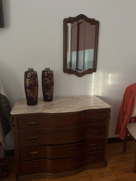 Cómoda em madeira com tampo em mármore