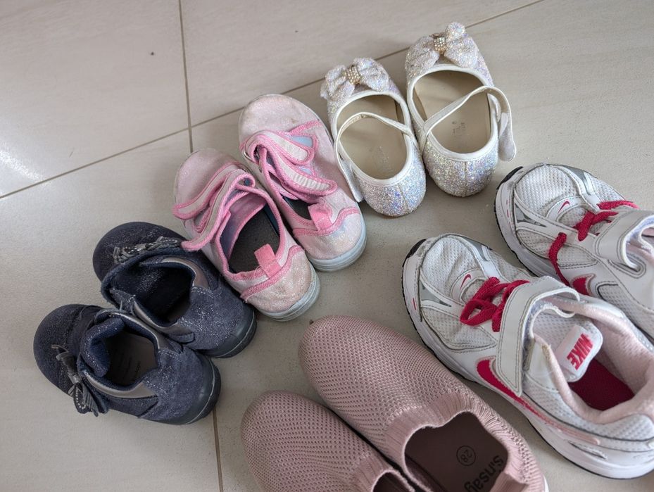 7 par butów dla 3-4 latka. Wszystkie w stanie dobrym, do chodzenia.