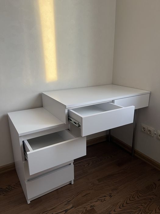 Туалетний столик на ніжках