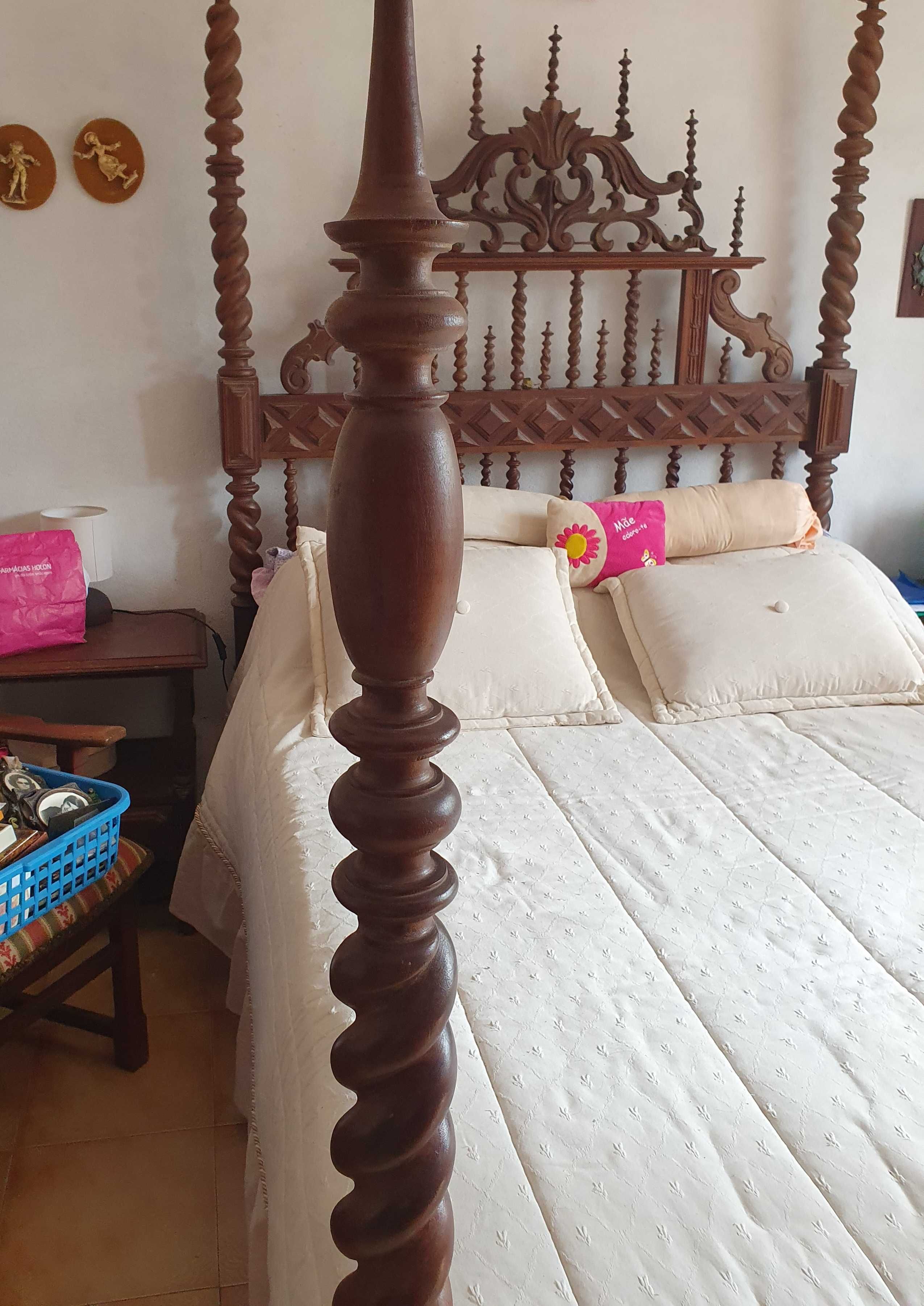 Cama, duas Mesas de Cabeceira e Cómoda em madeira maciça - vintage