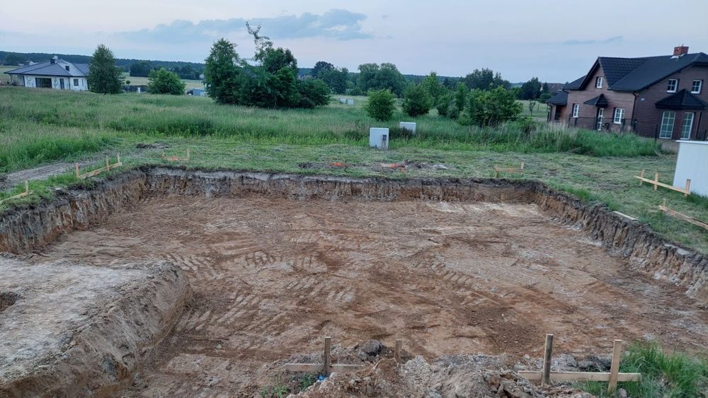 Usługi koparką obrotową z młotem do kłucia. Koparko-ładowarka