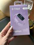 Opaska smartband fitbit inspire 3 liliowa - zaplombwoane opakoaanie