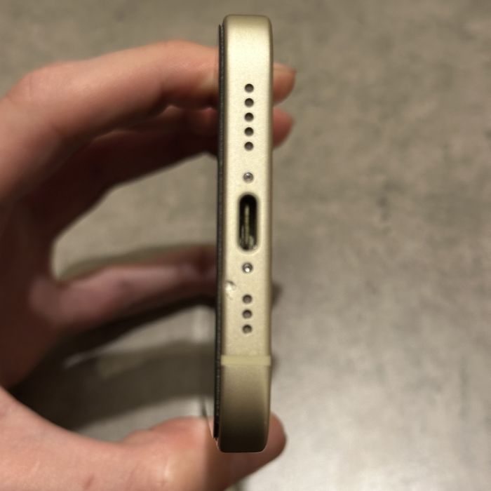 Apple Iphone 15 yellow