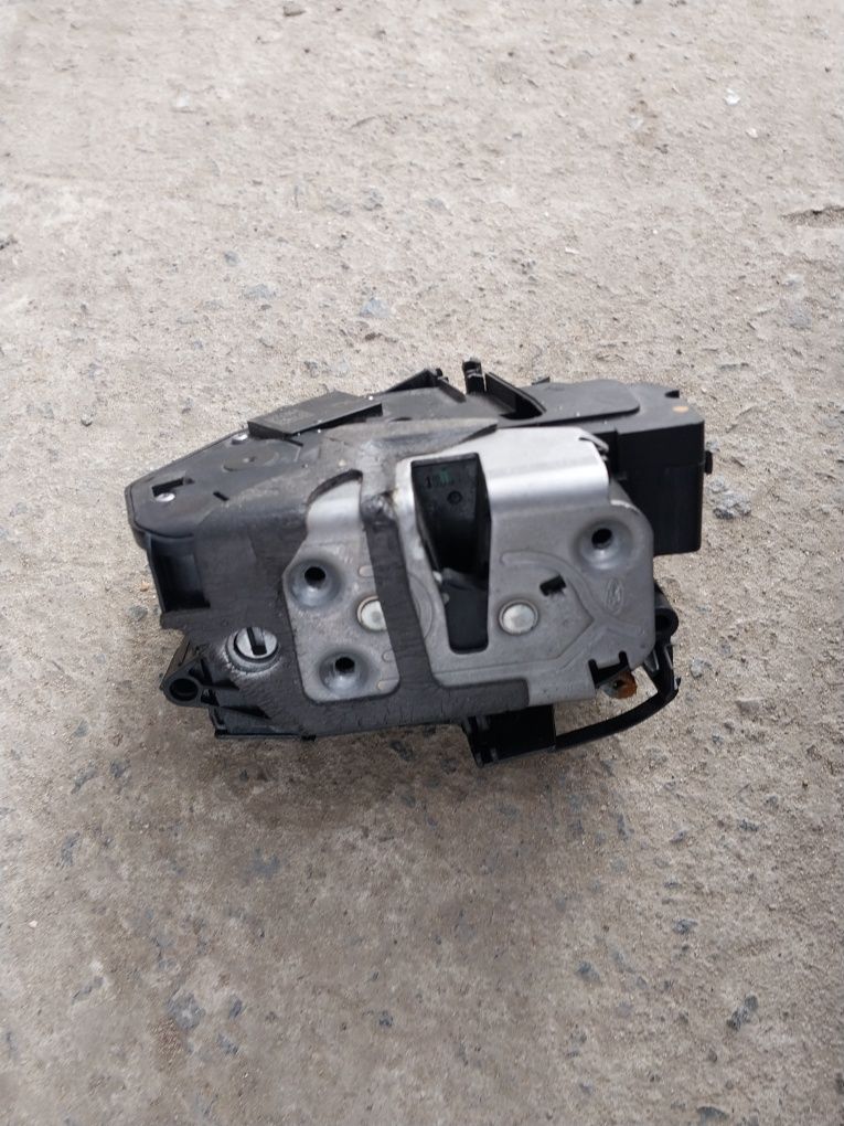 Замок дверей задніх Ford Fiesta mk7 08-12 8A6AA26413AE б/в