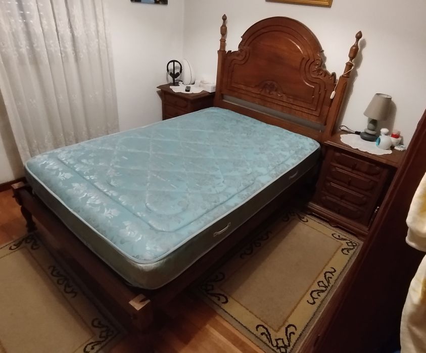 Cama colchão e mesinhas cabeceira