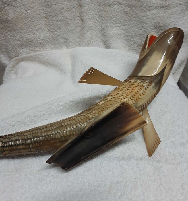 Antiga e curiosa Escultura em matéria córnea
