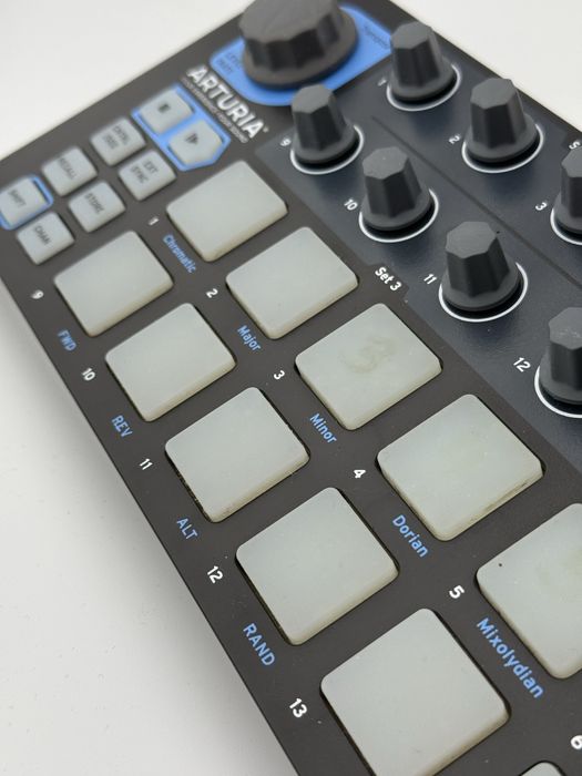Arturia BeatStep MIDI-контролер та секвенсор.