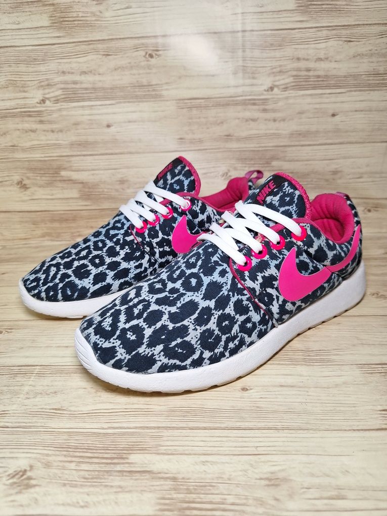 Класні жіночі кросівки Nike Women's Rosherun Safari Pink