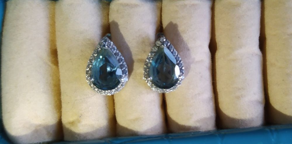 Коипмплект ювелирных украшений  серьги и кольцо из белого золота !