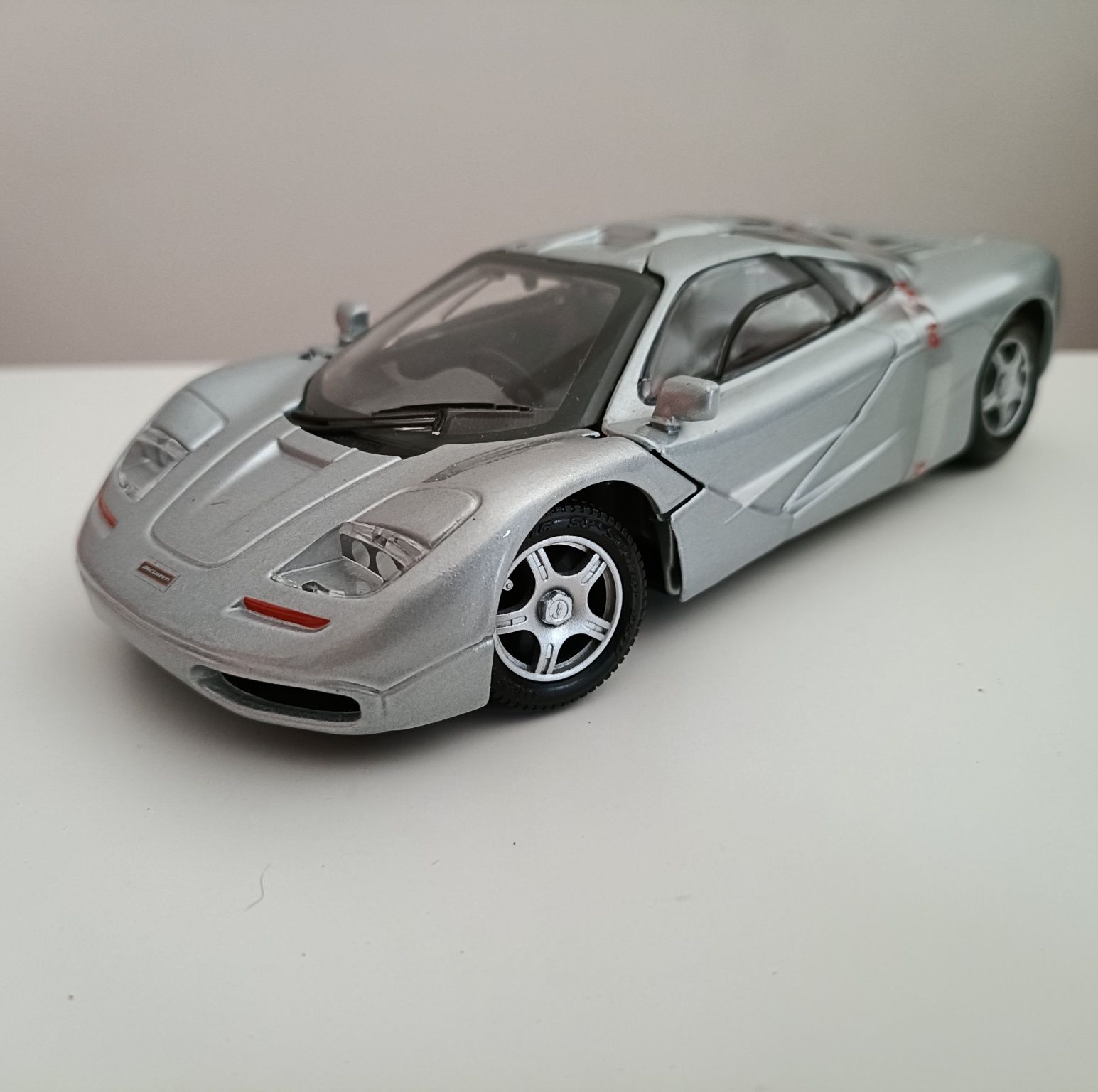 McLaren F1 (1993) escala 1/24. Novo