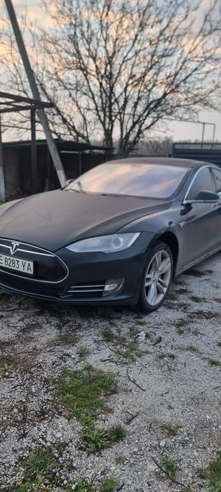 Продам теслу S в хорошем состоянии