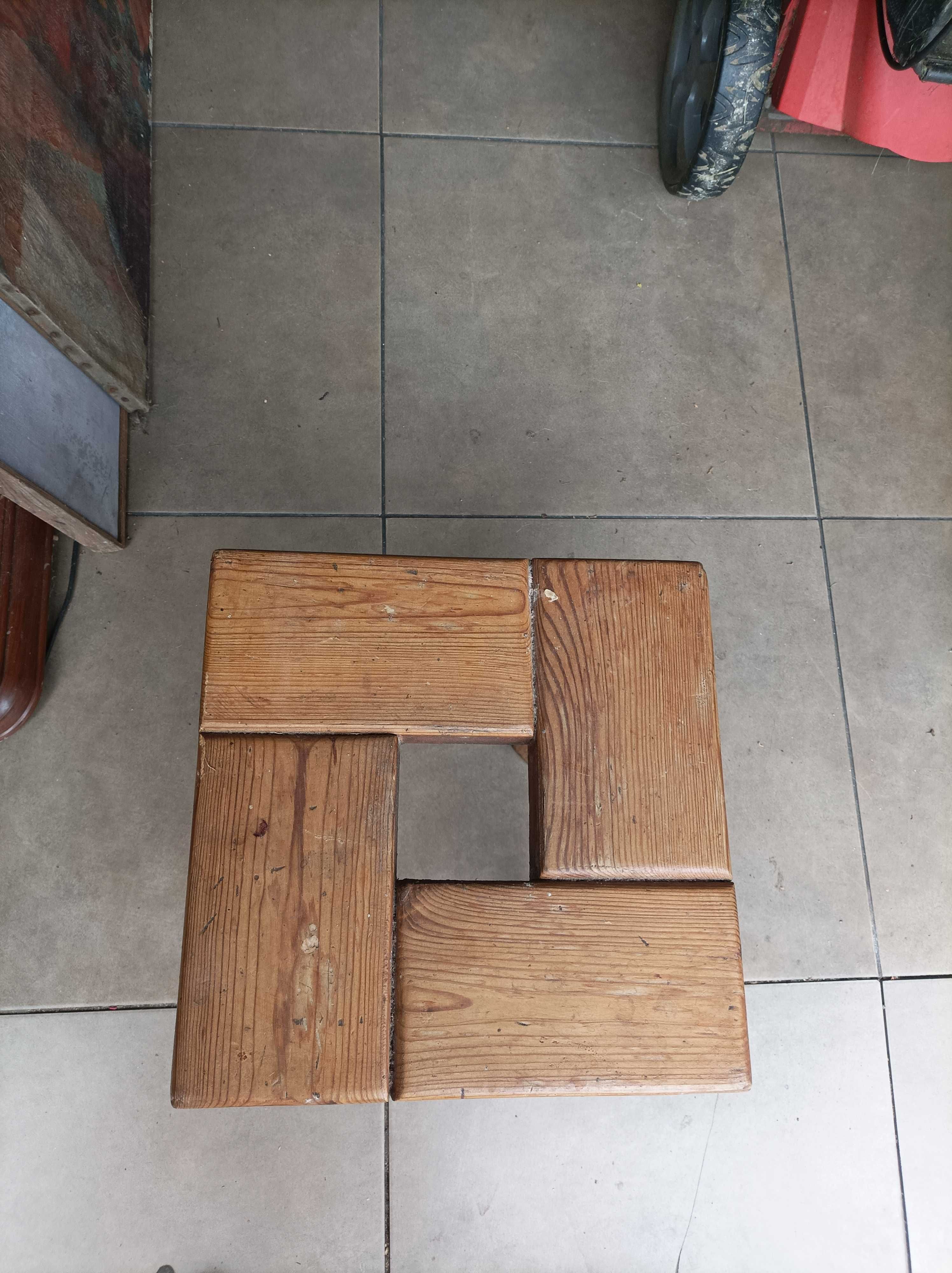 Stary drewniany taboret z dziurką do renowacji