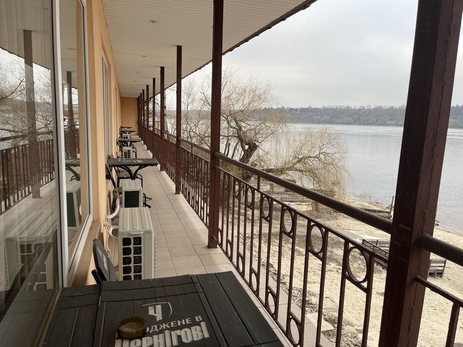 Отель на березі Дніпра