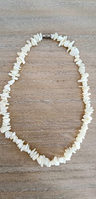 Colar de pedras de quartzo brancas, como novo